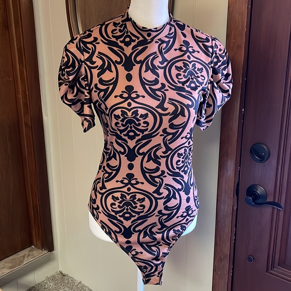 SHEIN black and gold bodysuit - Picture 2 of 7